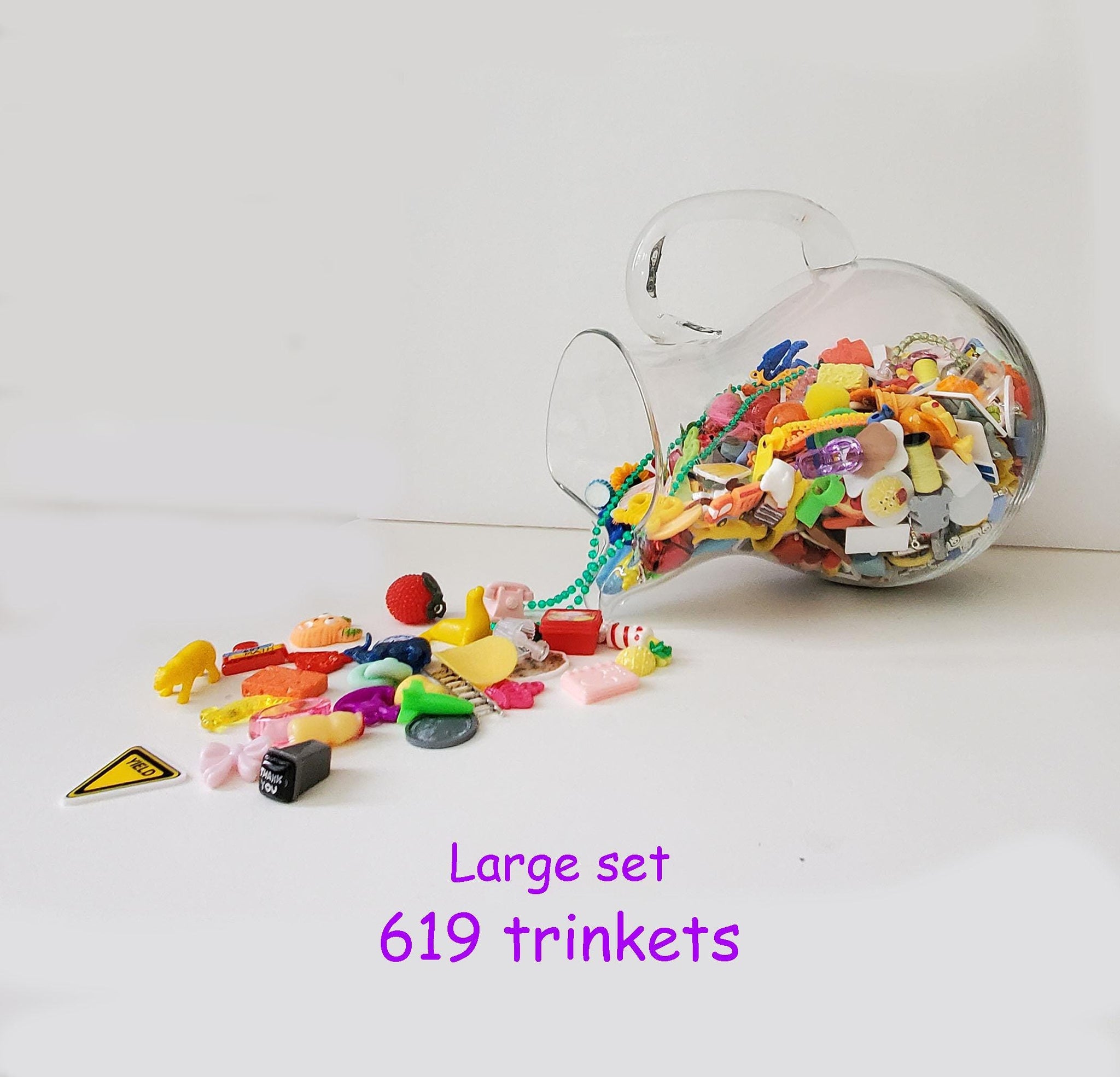 SPEECH THERAPY TRINKETS | 619 Pieces | Large quantity | Resin, acrylic, metal | Organized by sound groups | Phonological awareness tools