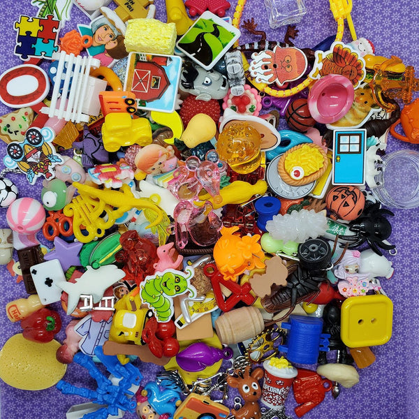 SPEECH THERAPY TRINKETS | 619 Pieces | Large quantity | Resin, acrylic, metal | Organized by sound groups | Phonological awareness tools