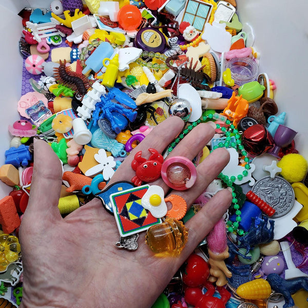 SPEECH THERAPY TRINKETS | 619 Pieces | Large quantity | Resin, acrylic, metal | Organized by sound groups | Phonological awareness tools