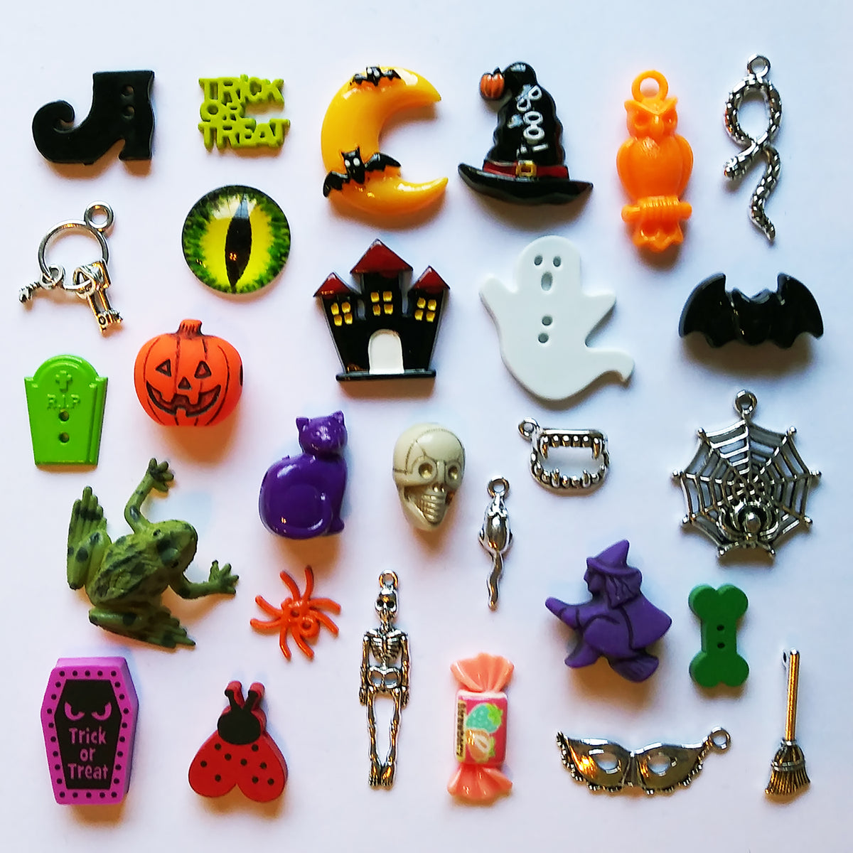 Trinkets Set UNIQUE TRINKETS & TREASURES, CHARMS, BUTTONS, AND MORE! – Dinky Doodads